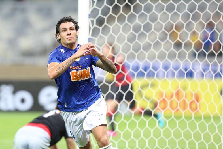  Ricardo Goulart fez o segundo gol do Cruzeiro e se isolou na artilharia do Campeonato Brasileiro