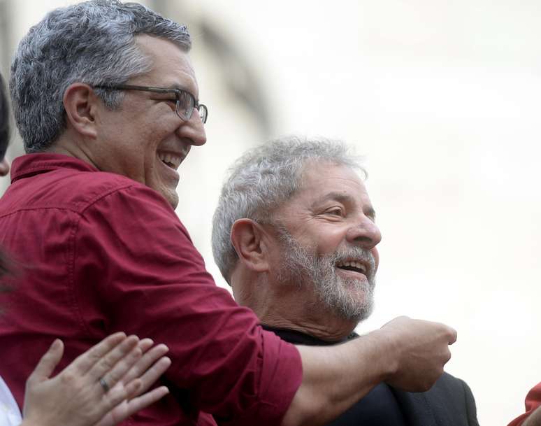 Lula e Padilha durante ato de campanha ao governo de SP