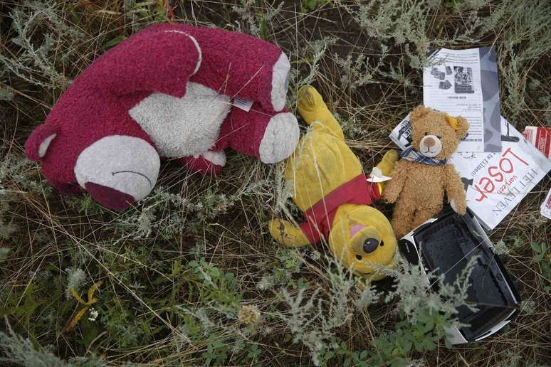 <p>Pertences de passageiros encontrados na área em que caiu o avião da Malaysia na Ucrânia</p>