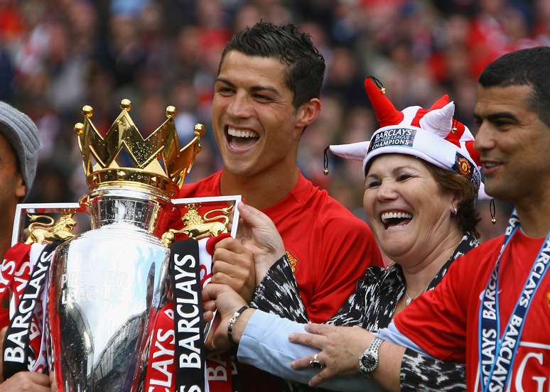 Ainda no Manchester United, Cristiano Ronaldo comemora título ao lado de sua mãe, Dolores Aveiro