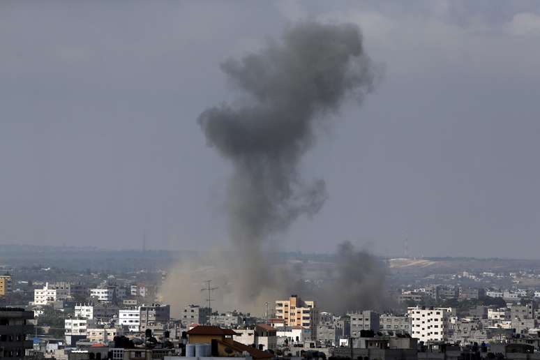 <p>Uma coluna de fumaça sobe após um ataque de mísseis de Israel na Cidade de Gaza, na Faixa de Gaza, em 18 de julho</p>