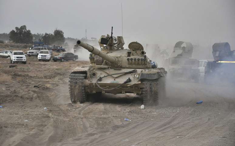 <p>Tanque de exército é visto durante os ataques no Iraque</p>