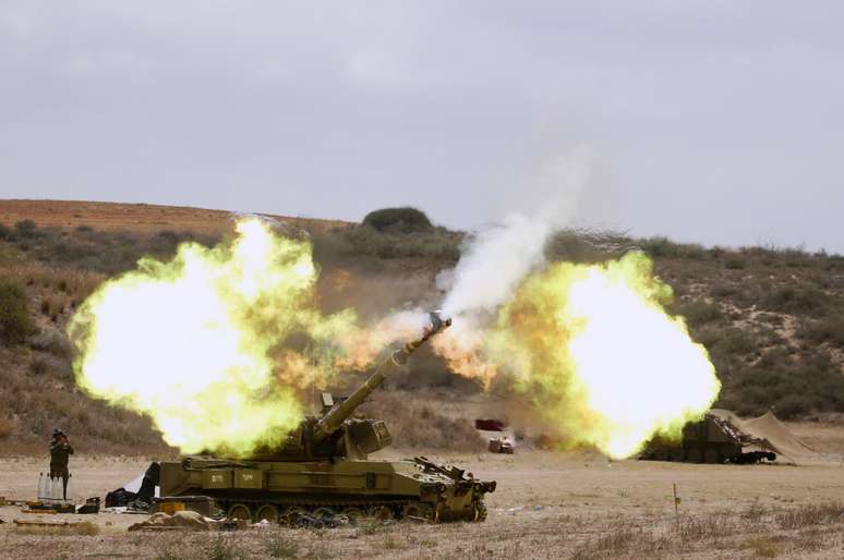 <p>Canhões do exército israelense, de fabricação americana, fazem disparos a partir da fronteira Israel-Gaza para a Faixa de Gaza, nesta sexta-feira, 18 de julho</p>