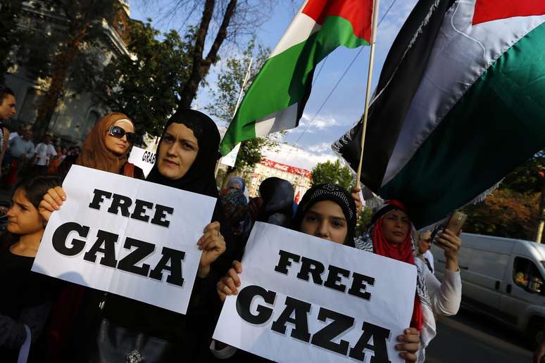 <p>Palestinos fazem uma manifestação contra os ataques israelenses na Faixa de Gaza</p>