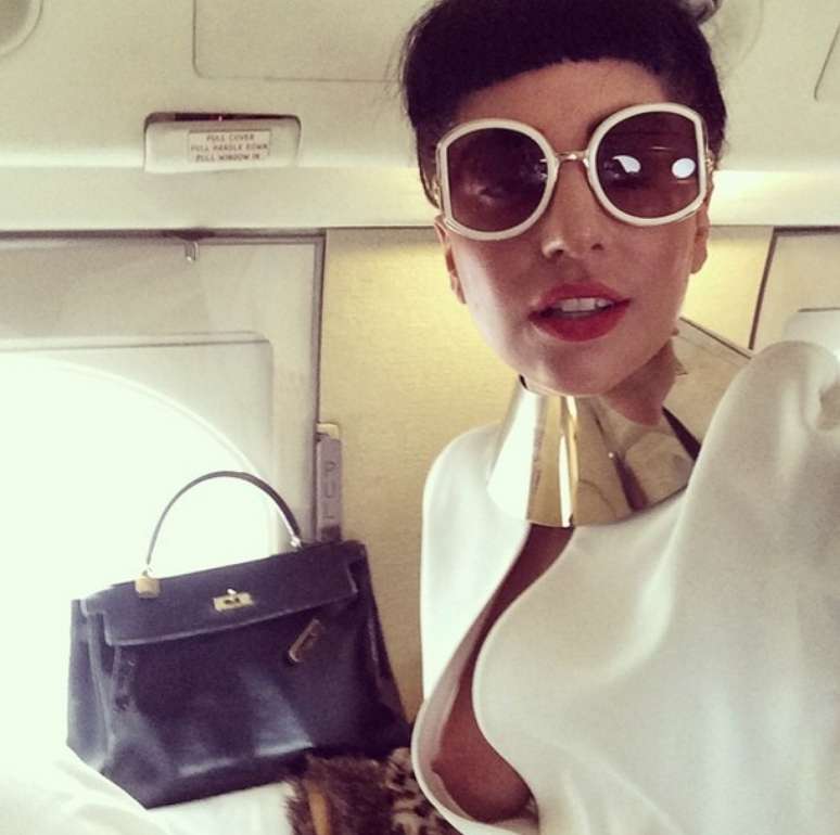 <p>Lady Gaga deixa um dos seios aparecer em foto postada no Instagram</p>