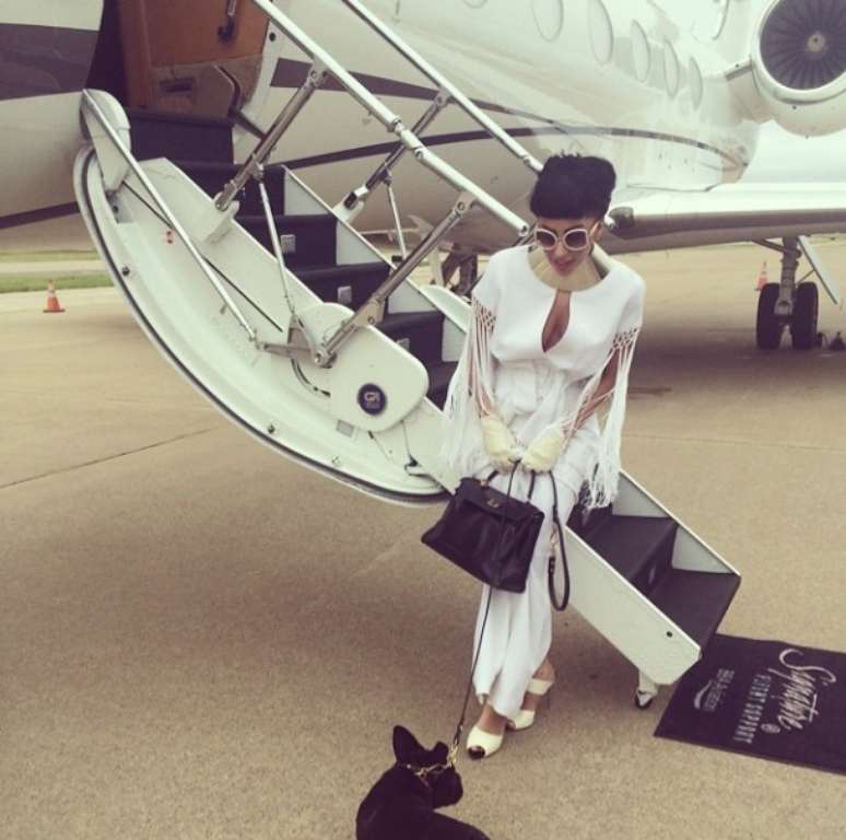 Lady Gaga embarca em avião rumo à Montana