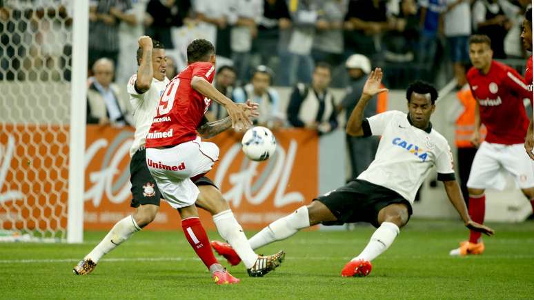 <p>Meia participou da derrota sofrida para o Corinthians</p>