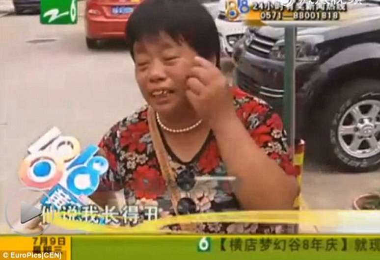 Ding Liang em entrevista para canal de TV da China; seu filho a impediu de ver seu neto por achá-la "muito feia"