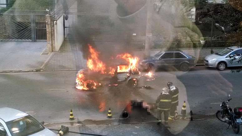 Leitora flagrou momento em que o veículo ainda pegava fogo na rua Vilela