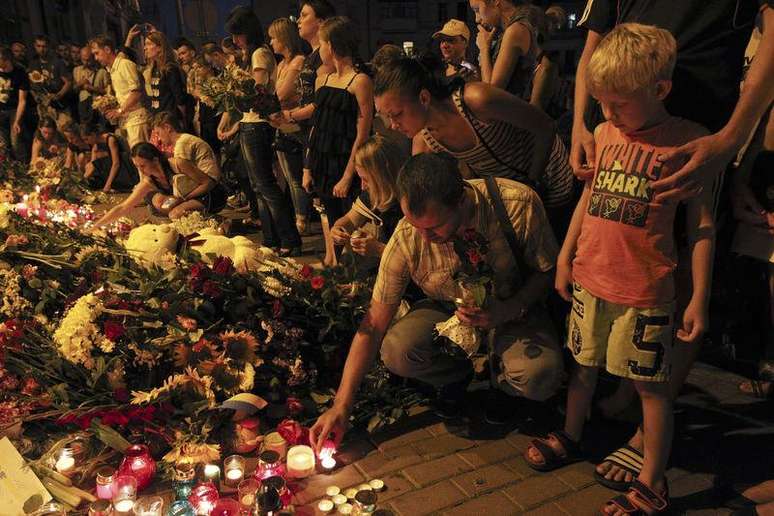 População deposita flores e velas em frente à embaixada da Holanda para homenagear as vítimas da queda do avião da Malaysia Airlines, em Kiev, na Ucrânia, nesta quinta-feira. 17/07/2014