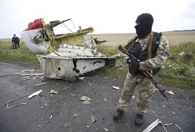 Separatista pró-Rússia no local da queda do avião da Malaysia Airlines no leste da Ucrânia. 18/07/2014