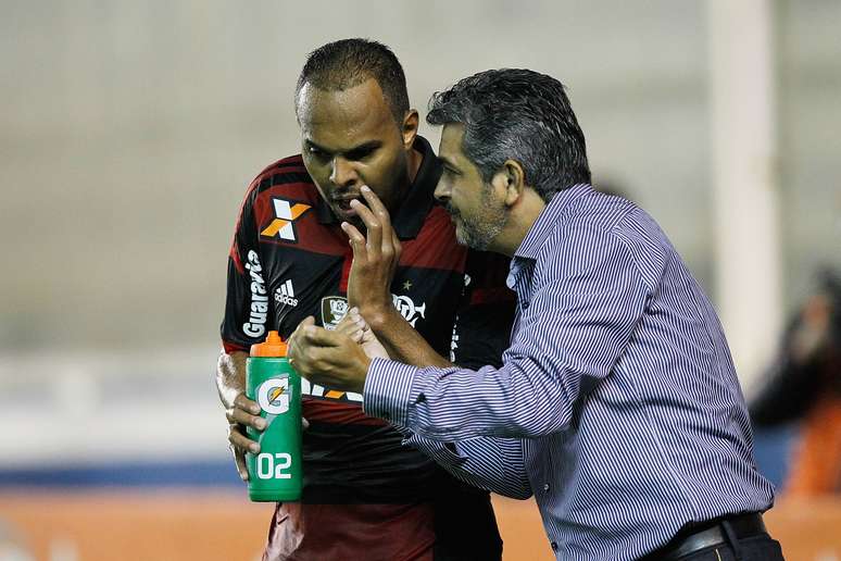 Ney Franco orienta Alecsandro na partida contra o Atlético-PR