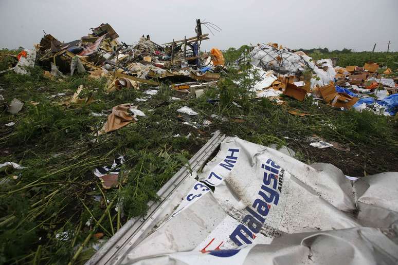 <p>Destro&ccedil;os do Boeing da&nbsp;Malaysia&nbsp;Airlines, que foi abatido na quinta-feira, s&atilde;o vistos&nbsp;perto da aldeia de Rozsypne, na regi&atilde;o de Donetsk, em 18 de julho</p>