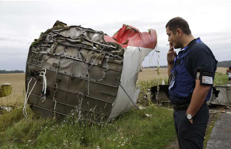 Um representante da Organização para a Segurança e Cooperação na Europa acompanha os trabalhos de resgate perto de destroços do avião da Malaysia que caiu na Ucrânia