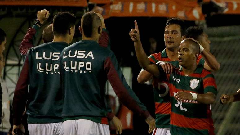 Com gol no fim, a Portuguesa arrancou o empate com o Paraná por 1 a 1 na noite desta sexta-feira e conseguiu sair da zona de rebaixamento da Série B
