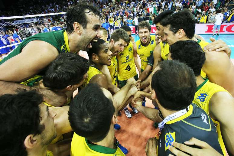 Seleção Brasileira comemora classificação para sua 14ª final de Liga Mundial