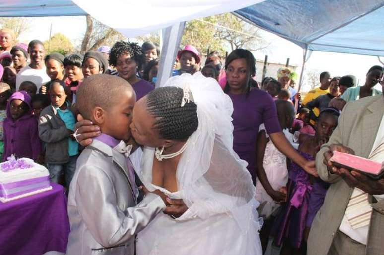 Saneie Masilela, 9 anos, casa-se com Helen Shabangu, 62.