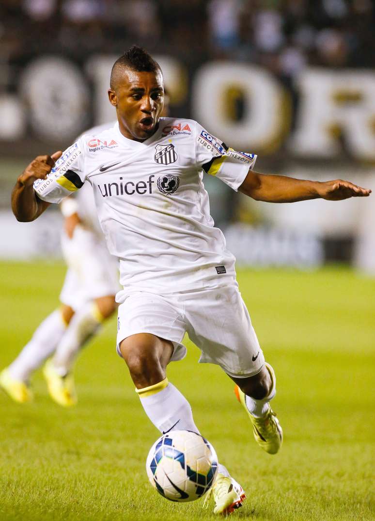 Cicinho volta ao time do Santos para jogo contra Fluminense