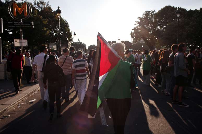 <p>Manifestantes carregam bandeira da Palestina durante protesto contra a ofensiva de Israel em Gaza, em Paris, na última semana</p>