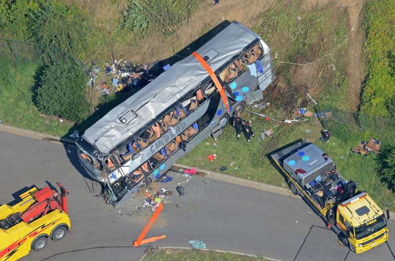 Três coletivos colidiram em rodovia na Alemanha, deixando um saldo inicial de nove mortos e mais de 40 feridos