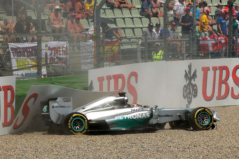 Carro sofreu quebra do disco dianteiro e Hamilton bateu forte