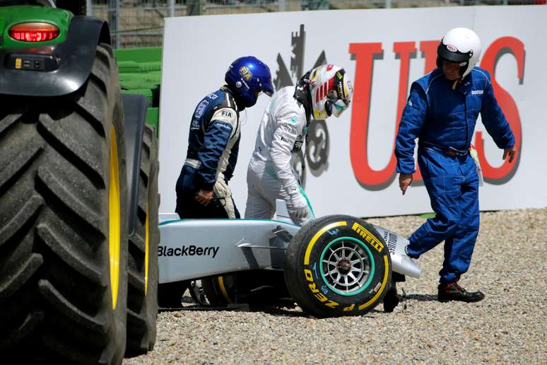 <p>Lewis Hamilton não se machucou no acidente, mas perdeu o restante do treino e, com a troca do freio, largará em 20º</p>