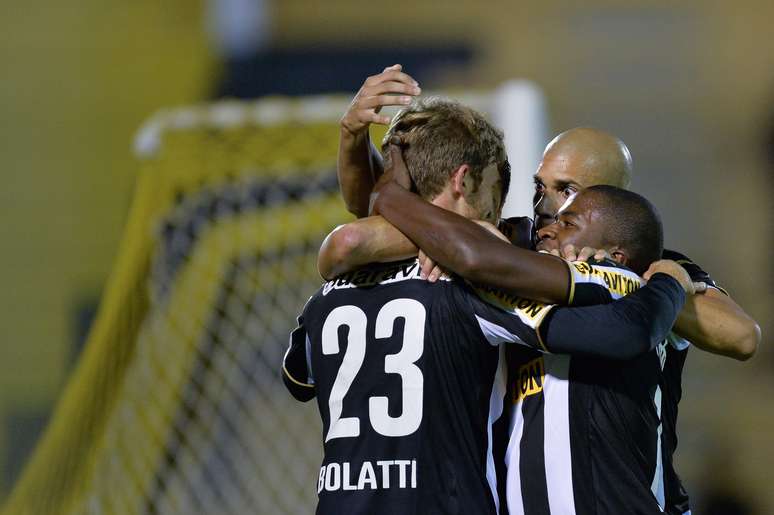 <p>Jogadores do Botafogo comemoram o gol de Bolatti, que deu a vit&oacute;ria por 1 a 0 sobre o Coritiba neste s&aacute;bado, no Est&aacute;dio Raulino de Oliveira</p>