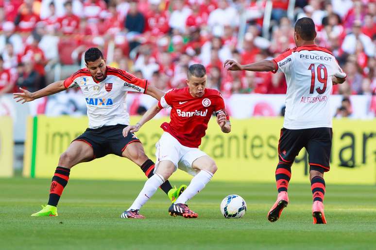 <p>D'Alessandro gira sobre a marcação do Flamengo: time carioca não vence há sete rodadas</p>