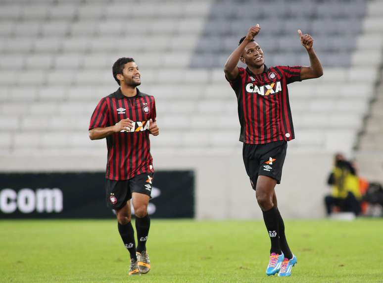 Douglas Coutinho comemora o segundo gol do Atlético-PR na Arena