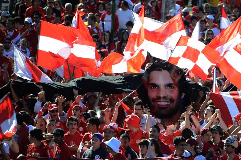 <p>Torcida do Inter fez caminhada por Porto Alegre até o Beira-Rio para homenagear Fernandão antes do jogo contra o Flamengo</p>