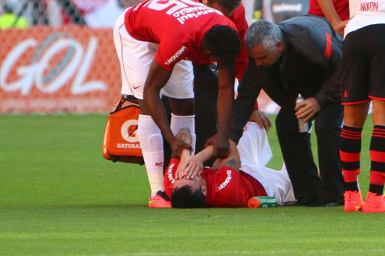 Chileno Aránguiz saiu ainda no primeiro tempo após sentir lesão nos minutos iniciais