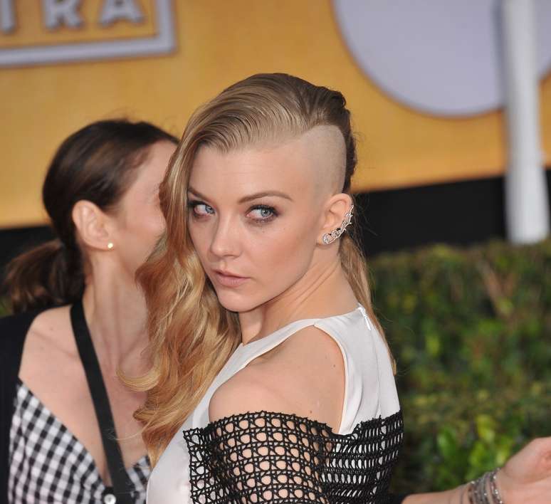 Natalie Dormer combina trança com side cut hair 