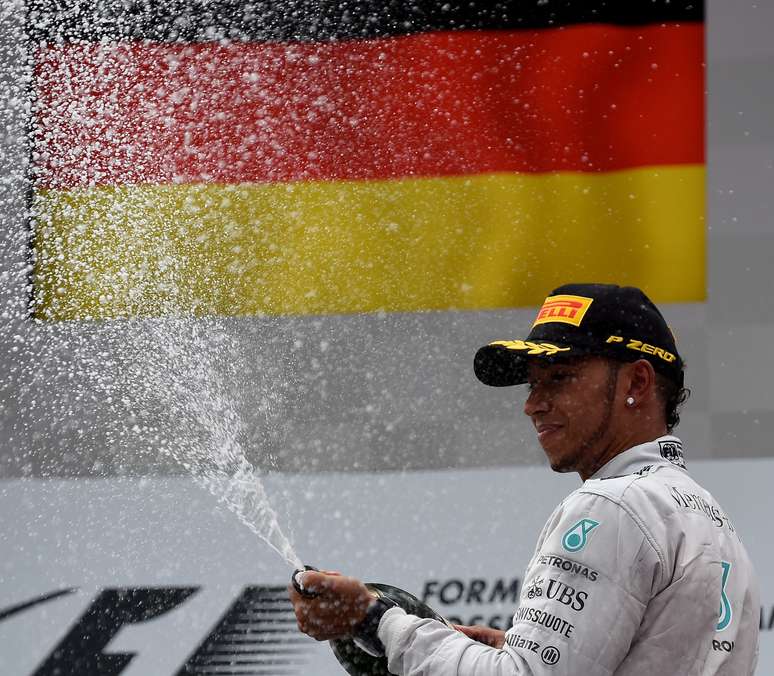 <p>Hamilton festeja corrida de superação</p>