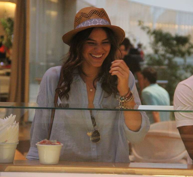 Bruna Marquezine tomou sorvete em um shopping do Rio de Janeiro