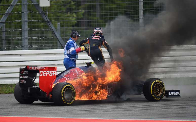 Carro de Kvyat pegou fogo