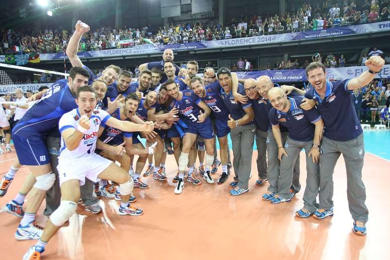 Italianos comemoram terceiro lugar com sua torcida, em Florença