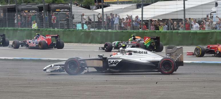 <p>Carro de Magnussen tamb&eacute;m ficou danificado, mas piloto permaneceu na corrida</p>