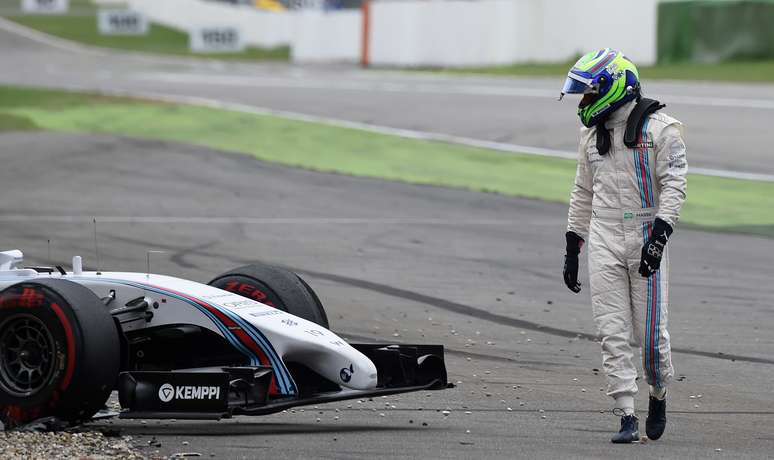 <p>Felipe Massa observa estrago em seu carro e deixa corrida bastante chateadoapós batida com Magnussen</p>