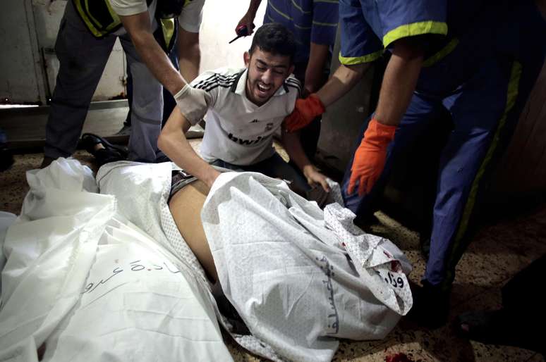 Pelo menos 40 pessoas foram mortas e cerca de 400 ficaram feridas no intensivo bombardeio a um subúrbio da cidade de Gaza