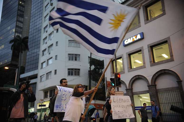 Manifestantes protestaram pelo fim da perseguição política em frente ao Consultado do Uruguai, no Rio de Janeiro, onde três ativistas pediram abrigo