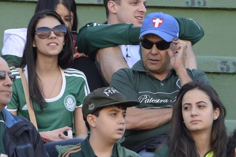 <p>Uma tarde ensolarada virou uma tarde triste para os palmeirenses no Est&aacute;dio do Pacaembu. O time tomou gols logo no in&iacute;cio do jogo e&nbsp;perdeu por 2 a 1. A torcida alviverde n&atilde;o comemora uma vit&oacute;ria h&aacute; cinco jogos. J&aacute; o time celeste &eacute; l&iacute;der do Campeonato Brasileiro</p>