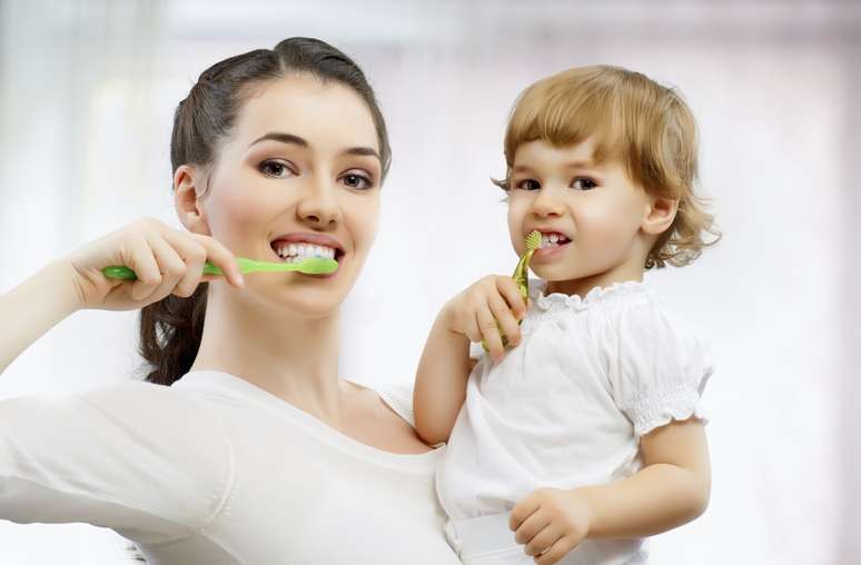 A partir de los 2 años, es adecuado acompañar el cepillado del niño con una pequeña cantidad de dentífrico 