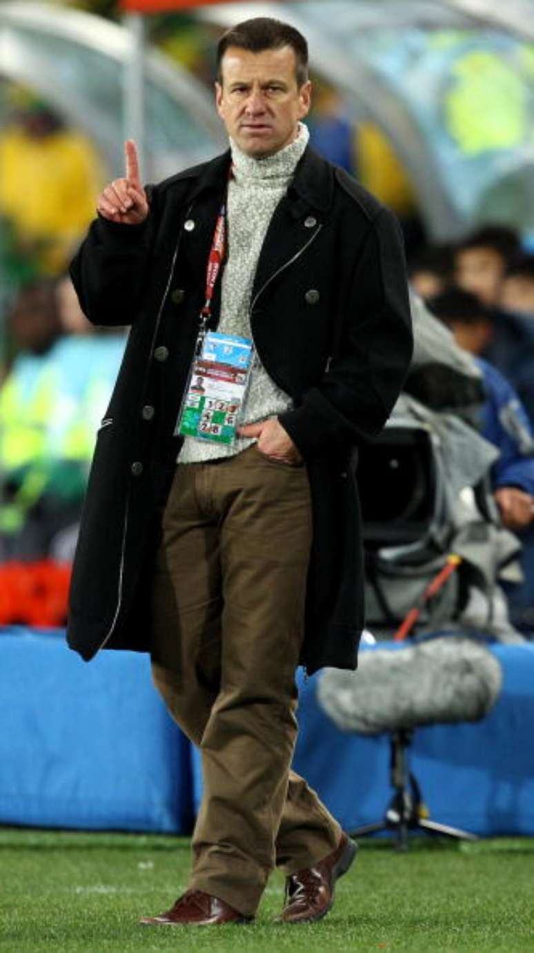 <p>Para o primeiro jogo do Brasil na Copa do Mundo de 2010, na África do Sul, Dunga usou blusa com gola rulê, calça de veludo meio larga e casaco assinado por Herchcovitch: o estilo do técnico da Seleção Brasileira chamou a atenção da mídia</p>