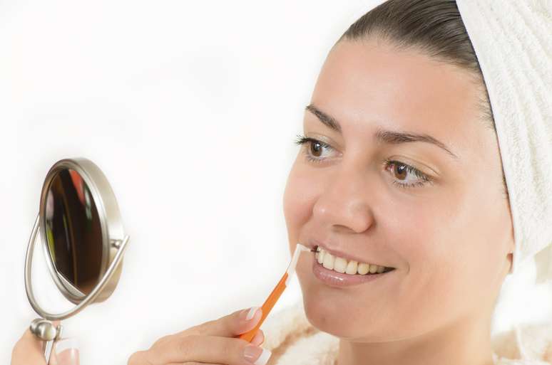 <p>Si tienes los dientes más separados, sustituye la seda dental por un cepillo interproximal</p>