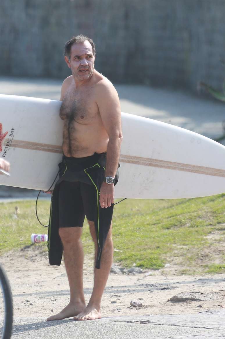Humberto Martins aproveitou o dia ensolarado no Rio de Janeiro nesta segunda-feira (21) e foi surfar na praia da Macumba