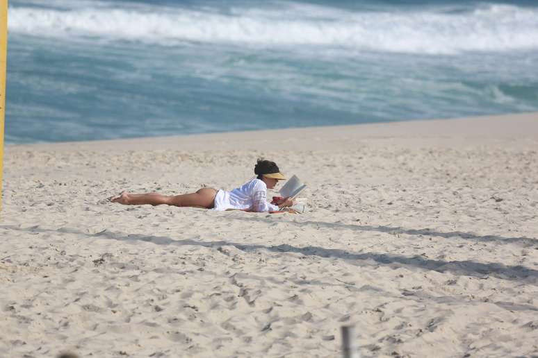 Nesta segunda-feira (21), a atriz Juliana Knust foi fotografada lendo um livro na area nas areias da praia do Recreio dos Bandeirantes, no Rio de Janeiro