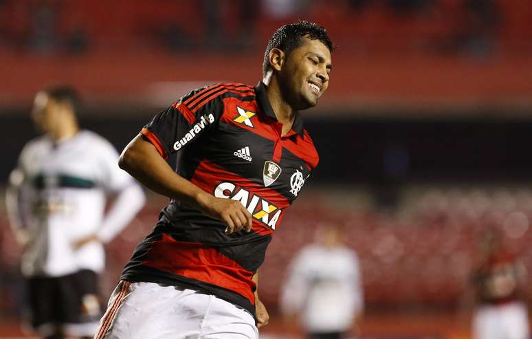 <p>Andr&eacute; Santos foi agredido por torcedores ap&oacute;s goleada em Porto Alegre e deixou o Flamengo na sequ&ecirc;ncia</p>