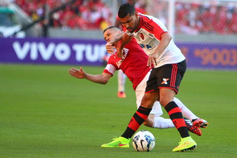 <p>André Santos foi agredido por torcedores do Flamengo após goleada para Inter</p>