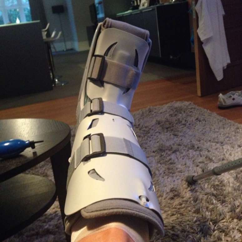 Negredo postou foto da bota que usa no pé após fratura