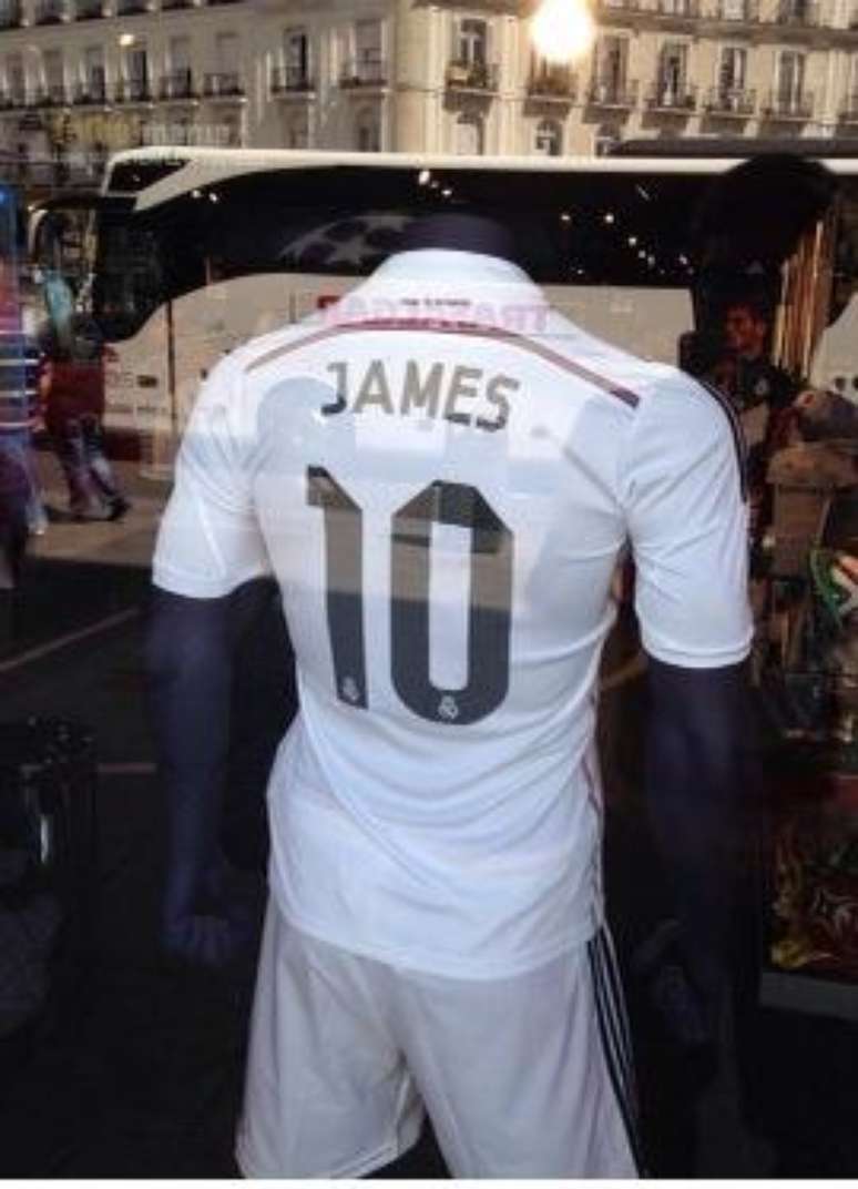 Camisa do Real Madrid com o nome de James Rodríguez já aparecem na Espanha